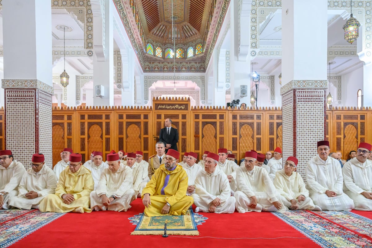 SM le Roi Amir Al Mouminine accomplit la prière du vendredi à la