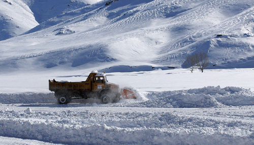 Chutes de neige: Mobilisation générale à Khénifra pour le déneigement des axes routiers bloqués