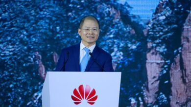 Résilience: Huawei optimise son portefeuille d’activités 6 Huawei veut optimiser son portefeuille d’activités afin de renforcer sa résilience dans un contexte difficile, a souligné Eric Xu, Président tournant du groupe, à l’occasion du 18e Sommet Mondial des Analystes (Huawei Global Analyst Summit) tenu lundi dernier à Shenzhen. M. Xu, qui présentait les performances commerciales de l’entreprise en 2020 ainsi que cinq initiatives stratégiques pour l’avenir, a indiqué que l’entreprise renforcera ses capacités logicielles et investira davantage dans des activités moins dépendantes des techniques de traitement avancées, ainsi que dans des composants pour véhicules intelligents, indique-t-on dans un communiqué de Huawei. Huawei vise également à maximiser la valeur de la 5G et définir la 5.5G avec les autres acteurs du secteur pour faire évoluer les communications mobiles, fournir une expérience transparente, centrée sur l’utilisateur et intelligente dans tous les scénarios d’utilisation, innover pour réduire la consommation d’énergie dans un monde à faible émission de carbone et relever les défis liés à la continuité de l’approvisionnement. « Il est essentiel de rétablir la confiance et de restaurer la collaboration au sein de la chaîne d’approvisionnement mondiale des semi-conducteurs pour remettre l’industrie sur les rails », a souligné M. Xu. Alors que la pandémie de Covid-19 et l’incertitude géopolitique s’ajoutent à la complexité du monde, Huawei choisit d’innover pour accompagner la transformation numérique et connecter intelligemment la société. William Xu, Directeur du conseil d’administration et Président de l’Institut de recherche stratégique de Huawei, a évoqué les défis du bien-être social pour la prochaine décennie, notamment le vieillissement des populations et l’augmentation de la consommation énergétique. Huawei oriente également ses recherches sur la 5.5G, la fibre optique nanométrique, l’optimisation des réseaux, la puissance de calcul, l’IA, le stockage de données, l’e-santé, et les économies d’énergie. William Xu a également déclaré: « Au cours de la décennie à venir, nous pouvons nous attendre à voir de grandes améliorations dans la société. Pour promouvoir ces efforts, nous espérons unir nos forces avec différentes industries, universités, instituts de recherche et développeurs d’applications afin de relever les défis universels auxquels l’humanité est confrontée ». « Grâce à une vision commune, nous avons tous un rôle à jouer dans l’exploration des moyens de renforcer les connexions, d’accélérer le calcul et de rendre l’énergie plus verte. Ensemble, avançons vers un monde intelligent pour 2030 », a-t-il poursuivi. Le premier Huawei Global Analyst Summit a eu lieu en 2004 et depuis cette date, il se tient chaque année. L’édition de cette année, placée sous le thème « building a Fully Connected, Intelligent World », se déroule du 12 au 14 avril 2021. Le Sommet comprendra un certain nombre de séances en petits groupes au cours desquelles des experts du secteur du monde entier pourront partager leurs points de vue uniques et discuter des tendances futures. Il a rassemblé, en mode présentiel, plus de 400 invités, parmi lesquels des analystes industriels et financiers, des leaders d’opinion et des représentants des médias, tandis que des analystes et des représentants des médias du monde entier y ont assisté en ligne. Huawei est l’un des principaux fournisseurs mondiaux d’infrastructures de technologies de l’information et de la communication (TIC) et d’appareils intelligents. Grâce à des solutions intégrées dans quatre domaines clés – réseaux de télécommunications, informatique, appareils intelligents et services en Cloud, Huawei s’engage à apporter le numérique à chaque personne, chaque foyer et chaque organisation pour un monde intelligent et entièrement connecté. Chez Huawei, l’innovation est axée sur les besoins des clients. il investit massivement dans la recherche fondamentale, en se concentrant sur les percées technologiques qui font avancer le monde. Avec 194.000 employés, Huawei est présent dans plus de 170 pays et régions. Créé en 1987, Huawei est une société privée entièrement détenue par ses employés. Huawei s’est installé au Maroc en 2002, avec un premier bureau à Rabat puis à Casablanca. En termes de création d’emplois, Huawei a créé entre 700 et 800 emplois directs et indirects. Un autre chiffre clé à souligner est le montant des achats locaux qui dépassent 40 millions de dollars américains . Huawei Maroc est l’équipementier majeur du secteur des TIC au Maroc. Huawei est également conscient de sa responsabilité sociétale et de l’importance d’intégrer une démarche de processus permanent du progrès: Le transfert de compétences TIC et la formation des talents numériques marocains se concrétisent au travers de divers programmes, en l’occurrence, « Seeds for the future », « Huawei ICT Academy », « Les tournées Huawei ICT pour les universités » et « La Huawei ICT Competition ».