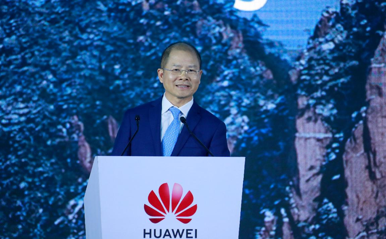 Huawei veut optimiser son portefeuille d’activités afin de renforcer sa résilience dans un contexte difficile, a souligné Eric Xu, Président tournant du groupe, à l’occasion du 18e Sommet Mondial des Analystes (Huawei Global Analyst Summit) tenu lundi dernier à Shenzhen. M. Xu, qui présentait les performances commerciales de l’entreprise en 2020 ainsi que cinq initiatives stratégiques pour l’avenir, a indiqué que l’entreprise renforcera ses capacités logicielles et investira davantage dans des activités moins dépendantes des techniques de traitement avancées, ainsi que dans des composants pour véhicules intelligents, indique-t-on dans un communiqué de Huawei. Huawei vise également à maximiser la valeur de la 5G et définir la 5.5G avec les autres acteurs du secteur pour faire évoluer les communications mobiles, fournir une expérience transparente, centrée sur l’utilisateur et intelligente dans tous les scénarios d’utilisation, innover pour réduire la consommation d’énergie dans un monde à faible émission de carbone et relever les défis liés à la continuité de l’approvisionnement. « Il est essentiel de rétablir la confiance et de restaurer la collaboration au sein de la chaîne d’approvisionnement mondiale des semi-conducteurs pour remettre l’industrie sur les rails », a souligné M. Xu. Alors que la pandémie de Covid-19 et l’incertitude géopolitique s’ajoutent à la complexité du monde, Huawei choisit d’innover pour accompagner la transformation numérique et connecter intelligemment la société. William Xu, Directeur du conseil d’administration et Président de l’Institut de recherche stratégique de Huawei, a évoqué les défis du bien-être social pour la prochaine décennie, notamment le vieillissement des populations et l’augmentation de la consommation énergétique. Huawei oriente également ses recherches sur la 5.5G, la fibre optique nanométrique, l’optimisation des réseaux, la puissance de calcul, l’IA, le stockage de données, l’e-santé, et les économies d’énergie. William Xu a également déclaré: « Au cours de la décennie à venir, nous pouvons nous attendre à voir de grandes améliorations dans la société. Pour promouvoir ces efforts, nous espérons unir nos forces avec différentes industries, universités, instituts de recherche et développeurs d’applications afin de relever les défis universels auxquels l’humanité est confrontée ». « Grâce à une vision commune, nous avons tous un rôle à jouer dans l’exploration des moyens de renforcer les connexions, d’accélérer le calcul et de rendre l’énergie plus verte. Ensemble, avançons vers un monde intelligent pour 2030 », a-t-il poursuivi. Le premier Huawei Global Analyst Summit a eu lieu en 2004 et depuis cette date, il se tient chaque année. L’édition de cette année, placée sous le thème « building a Fully Connected, Intelligent World », se déroule du 12 au 14 avril 2021. Le Sommet comprendra un certain nombre de séances en petits groupes au cours desquelles des experts du secteur du monde entier pourront partager leurs points de vue uniques et discuter des tendances futures. Il a rassemblé, en mode présentiel, plus de 400 invités, parmi lesquels des analystes industriels et financiers, des leaders d’opinion et des représentants des médias, tandis que des analystes et des représentants des médias du monde entier y ont assisté en ligne. Huawei est l’un des principaux fournisseurs mondiaux d’infrastructures de technologies de l’information et de la communication (TIC) et d’appareils intelligents. Grâce à des solutions intégrées dans quatre domaines clés – réseaux de télécommunications, informatique, appareils intelligents et services en Cloud, Huawei s’engage à apporter le numérique à chaque personne, chaque foyer et chaque organisation pour un monde intelligent et entièrement connecté. Chez Huawei, l’innovation est axée sur les besoins des clients. il investit massivement dans la recherche fondamentale, en se concentrant sur les percées technologiques qui font avancer le monde. Avec 194.000 employés, Huawei est présent dans plus de 170 pays et régions. Créé en 1987, Huawei est une société privée entièrement détenue par ses employés. Huawei s’est installé au Maroc en 2002, avec un premier bureau à Rabat puis à Casablanca. En termes de création d’emplois, Huawei a créé entre 700 et 800 emplois directs et indirects. Un autre chiffre clé à souligner est le montant des achats locaux qui dépassent 40 millions de dollars américains . Huawei Maroc est l’équipementier majeur du secteur des TIC au Maroc. Huawei est également conscient de sa responsabilité sociétale et de l’importance d’intégrer une démarche de processus permanent du progrès: Le transfert de compétences TIC et la formation des talents numériques marocains se concrétisent au travers de divers programmes, en l’occurrence, « Seeds for the future », « Huawei ICT Academy », « Les tournées Huawei ICT pour les universités » et « La Huawei ICT Competition ».