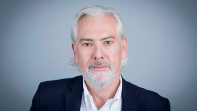 Philip Morris International Inc. (PMI) a annoncé lundi la nomination de M. Jacek Olczak au poste de Président Directeur Général (PDG) suite à une assemblée annuelle des actionnaires, tenue récemment. M. Olczak, qui était jusqu’à présent directeur mondial des opérations de la société, a également été élu au conseil d’administration, indique le groupe dans un communiqué, ajoutant que M. André Calantzopoulos, qui occupait le poste de PDG de PMI depuis 2013, a été nommé Président exécutif du conseil d’administration. Ces nominations font suite à l’annonce de la transition au sein de la direction de PMI en décembre 2020, précise la même source. En acceptant cette nomination, M. Olczak s’est engagé à accélérer la transformation de PMI visant à créer un avenir sans fumée, telle qu’annoncé en 2016, note PMI, ajoutant que l’entreprise se concentre sur le développement, la justification scientifique et la commercialisation responsable de produits sans fumée qui sont moins nocifs que la cigarette, dans le but de remplacer ces dernières dès que possible. « C’est avec humilité et enthousiasme que je dirigerai PMI alors que nous accélérons notre transformation vers une entreprise sans fumée. PMI est leader en matière d’innovation scientifique et notre ambition est de réaliser la moitié de nos revenus sur les produits sans fumée d’ici 2025 », a déclaré M. Olczak, cité par le communiqué. « L’évolution de notre portefeuille sera le moteur de notre avenir à long terme. Nous nous appuierons sur notre recherche et notre expertise scientifique en utilisant nos compétences et notre créativité collective pour innover au-delà de notre portefeuille existant et explorer de nouveaux domaines de développement », a-t-il ajouté. M. Olczak, 56 ans, a commencé sa carrière chez PMI en 1993. Il a débuté dans des fonctions de finances et de gestion à travers l’Europe, notamment en tant que directeur général en Pologne, en Allemagne et en tant que Président de la région Union européenne, avant d’être nommé directeur mondial financier en 2012. Il a occupé ce poste jusqu’en 2018, année au cours de laquelle il a été nommé directeur mondial des opérations de PMI. Il est titulaire d’un master en économie de l’université de Lodz en Pologne. M. Olczak a été un moteur essentiel de la transformation sans fumée de PMI, qui est entrée dans sa phase de commercialisation avec le lancement d’IQOS à Nagoya, au Japon, en 2014. Sous sa supervision, PMI a augmenté la part de ses revenus nets provenant des produits sans fumée à 28 % au premier trimestre de 2021, ainsi que leur couverture géographique passant de zéro à 66 marchés dans des villes clés au 31 mars 2021. Il a également dirigé la transformation commerciale de PMI en la faisant passer d’une société principalement orientée vers les entreprises à une entreprise de plus en plus orientée vers les consommateurs. « Jacek est idéalement placé pour concrétiser la vision d’un monde sans fumée de PMI dans son nouveau rôle de P-DG. Sa passion pour l’entreprise et nos employés sous-tend sa volonté d’obtenir des résultats, tout comme sa connaissance approfondie de nos produits, systèmes, valeurs et investisseurs. Je pense qu’il est le leader idéal pour assurer la croissance continue de notre entreprise et créer de la valeur pour les actionnaires. J’ai hâte de continuer à travailler avec lui dans mes nouvelles fonctions de président exécutif du conseil d’administration », a souligné M. Calantzopoulos. Pour sa part, Jalal Ibrahim, directeur général de la filiale Philip Morris Maroc a indiqué : « Jacek a été le moteur de la transformation sans fumée de PMI au niveau international. Ses compétences et son expertise laissent présager un nouveau chapitre passionnant pour PMI ». Philip Morris International (PMI) est à la tête d’une transformation de l’industrie du tabac visant à créer un avenir sans fumée et, à terme, à remplacer les cigarettes par des produits sans fumée dans l’intérêt des adultes qui souhaitent continuer à fumer autrement, la société, l’entreprise et des actionnaires. PMI est un groupe international de premier plan dans le domaine du tabac, engagé dans la fabrication et la vente de cigarettes, de produits sans fumée, de dispositifs électroniques et d’accessoires associés, et d’autres produits contenant de la nicotine et ce sur des marchés en dehors des États-Unis. En outre, PMI expédie d’ores et déjà des versions de son dispositif IQOS Platform 1 et de ses consommables à Altria Group, Inc. pour une vente sous licence aux États-Unis, où ces produits ont reçu des autorisations de commercialisation de la part de la Food and Drug Administration (FDA), dans le cadre de la procédure de demande d’autorisation de commercialisation des produits du tabac (PMTA). La FDA a également autorisé la commercialisation d’une version d’IQOS et de ses consommables en tant que produit du tabac PMI construit un avenir avec une nouvelle catégorie de produits sans fumée qui, bien qu’ils ne soient pas sans risque, constituent un bien meilleur choix que de continuer à fumer. Grâce à des capacités pluridisciplinaires dans le développement de produits, des installations de pointe et des preuves scientifiques, PMI vise à s’assurer que ses produits sans fumée répondent aux préférences des consommateurs adultes et aux exigences réglementaires assez rigoureuses. Le portfolio de produits sans fumée de PMI comprend des produits qui ne brûlent pas et des produits à vapeur contenant de la nicotine. À la date du 31 mars 2021, les produits sans fumée de PMI sont disponibles à la vente sur 66 marchés dans des villes clés et/ou à l’échelle nationale, et PMI estime qu’environ 14 millions d’adultes dans le monde sont déjà passés à IQOS et ont arrêté de fumer.