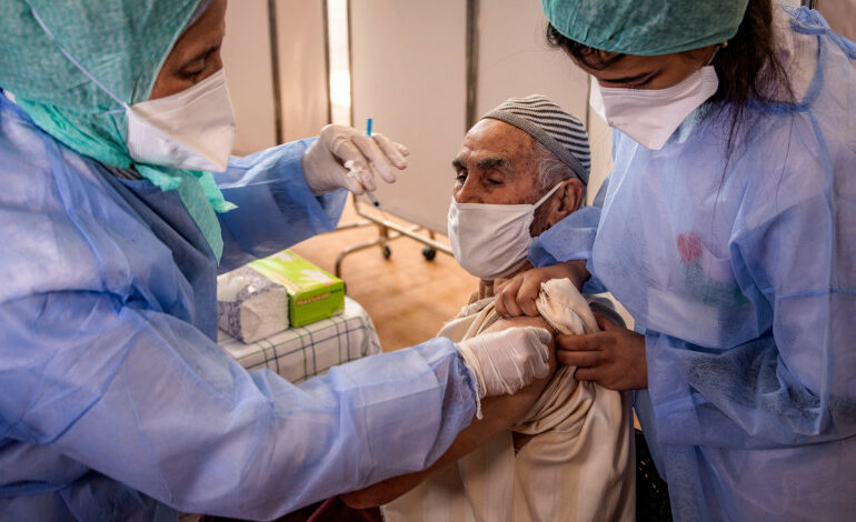 1399402 un homme age recoit une dose du vaccin contre le covid 19 dans un centre de la ville de sale au maroc le 29 janvier 2021