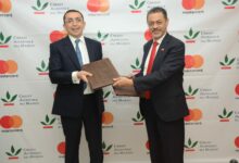 M.Abdelmounaim Dinia Directeur Général membre du Directoire du Crédit Agricole au Maroc et M.Mohamed Benomar Directeur Pays de Mastercard pour lAfrique du Nord Signature Partenariat CAM Mastercard