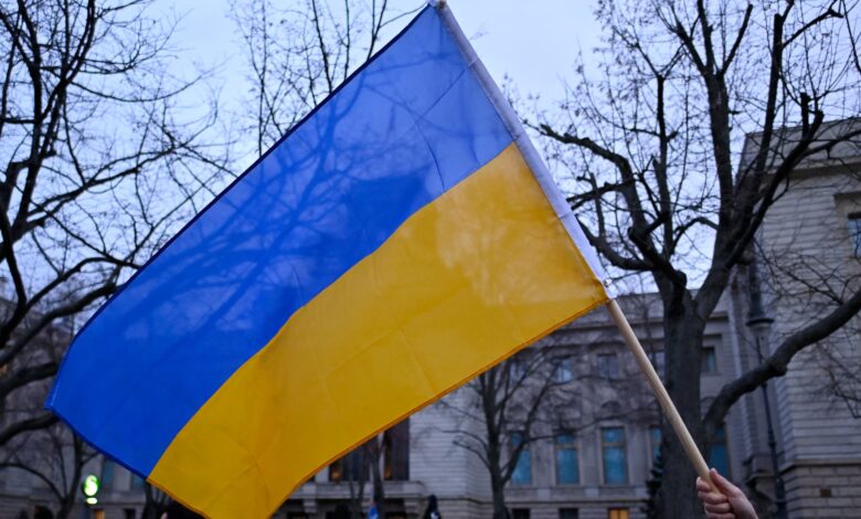 Un drapeau ukrainien brandi lors d un rassemblement de soutien a l Ukraine a Berlin le 22 fevrier 2022 1355950