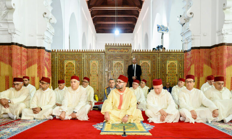 Le Roi Mohammed VI accomplit la priere du Vendredi a la mosquee Hassan a Rabat