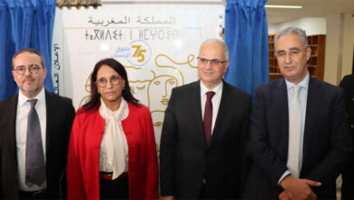 Presentation a Rabat dune piece de monnaie et dun timbre postal commemoratifs du 75eme anniversaire de la DUDH