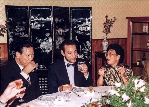 Une rencontre diplomatique cordiale entre le prince héritier marocain de l’époque et l’ambassadeur de Chine en 1992 1 7d566963 d915 48ca 8da9 83e7454ce68b