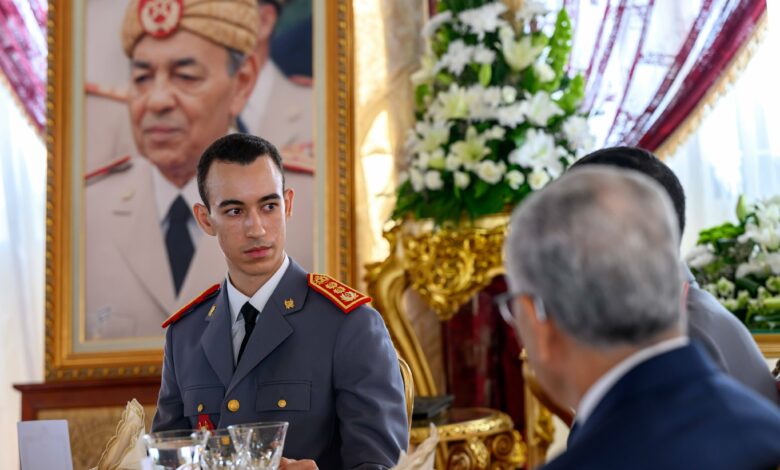 SAR le Prince Héritier Moulay El Hassan préside le déjeuner offert par SM le Roi à l'occasion du 69e anniversaire des FAR 1 Gq69 S6X0AEkMnw
