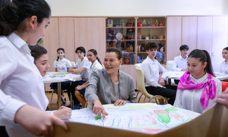 SAR la Princesse Lalla Hasnaa visite à Bakou l’établissement scolaire “le complexe éducatif n°132-134”, dans le cadre du jumelage éducatif entre Rabat et la capitale azerbaïdjanaise 1 GqXUa7pWkAAulFo