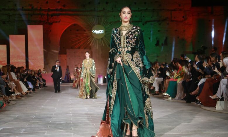 Marrakech: Le défilé de la “Caftan Week 2025” célèbre le Sahara marocain et consacre le Maroc comme référence mondiale du caftan 1 GqqyFTFXoAAGfZ7
