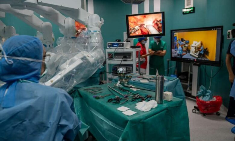 La chirurgie à distance franchit un cap au Maroc : un médecin à Casablanca opère avec succès un patient à Laâyoune grâce à un robot 1 WhatsApp Image 2025 05 04 at 14.25.27