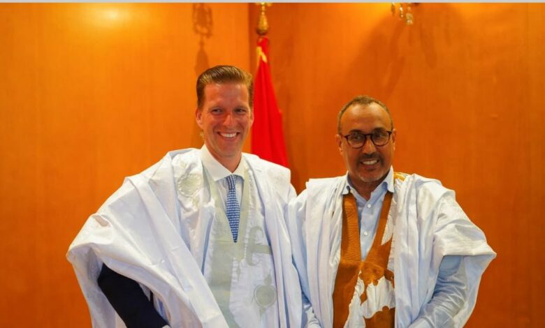Avec des symboles, une forte signification et une reconnaissance… L’ambassadeur hongrois en habit sahraoui traditionnel marocain lors de sa visite à Dakhla 1 WhatsApp Image 2025 05 13 at 21.47.10