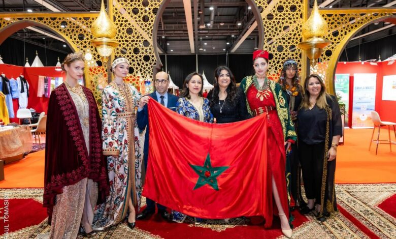 La créatrice marocaine Fatima Zahra El Filali Idrissi brille en France et éblouit le public par l’élégance du caftan marocain 1 WhatsApp Image 2025 05 24 at 23.10.33