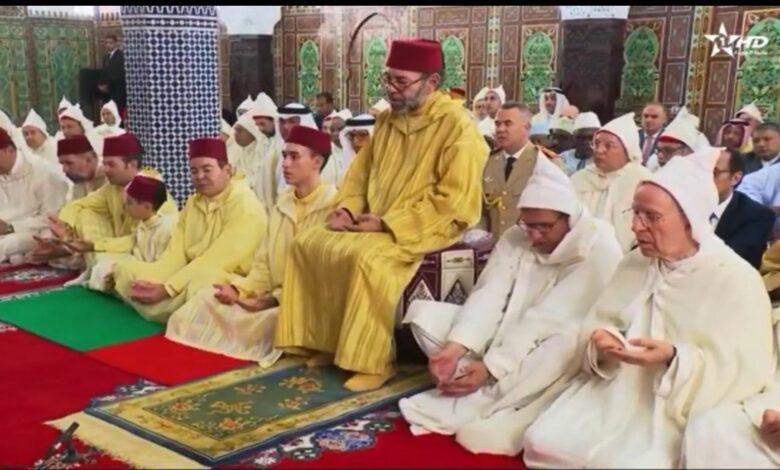 SM le Roi, Amir Al-Mouminine, accomplit la prière de l’Aïd Al-Adha à la mosquée Hassan II à Tétouan et reçoit les vœux en cette heureuse occasion 1 52b602eb 975f 4440 aeb9 59fc4e7cc2f2