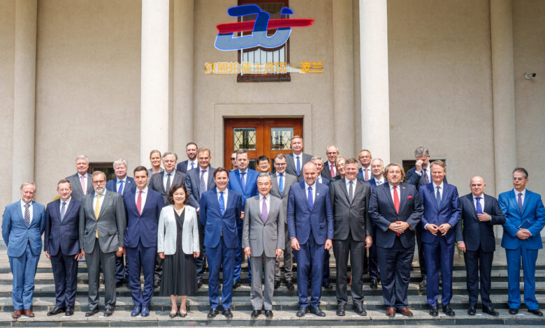 Le ministre chinois des AE rencontre les envoyés de l'UE et de ses Etats membres 1 GuRamX XcAAeioQ