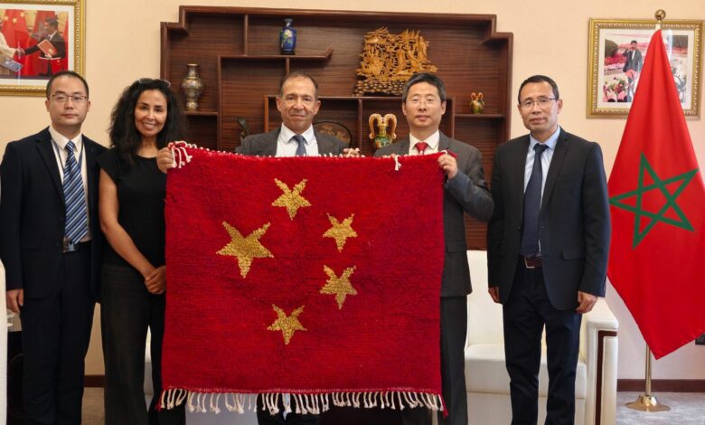 Un drapeau chinois tissé à la main par les femmes d’Al Haouz : un symbole de fraternité et un témoignage de solidarité sincère entre le Maroc et la Chine 1 WhatsApp Image 2025 06 02 at 21.25.23