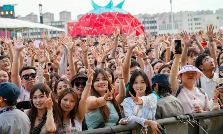 La Chine… Le festival de musique “Strawberry” à Urumqi : une vitrine de l’ouverture culturelle au Xinjiang 1 435c2dfe 1a49 4ece 97ff 73331d03657b