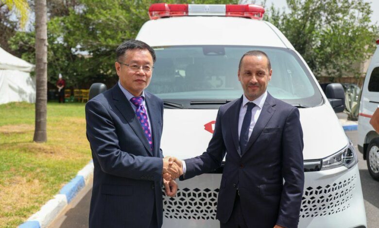 L’ambassadeur de Chine au Maroc remet trois ambulances modernes pour soutenir les hôpitaux marocains et renforcer la coopération bilatérale en matière de santé 1 WhatsApp Image 2025 07 17 at 21.29.17