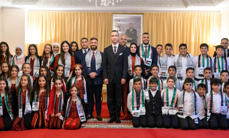 SAR le Prince Héritier Moulay El Hassan reçoit les enfants maqdessis participant à la 16e édition des colonies de vacances de l’Agence Bayt Mal Al-Qods Acharif 1 GzNidg5WIAUzxP0
