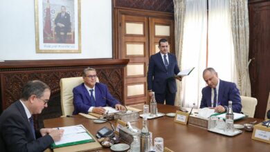 Le Chef du gouvernement reçoit le Directeur exécutif du Groupe Renault et préside la cérémonie de signature d’un avenant à la convention d’investissement avec le Groupe. 1 879b3429 9ff1 4b12 9276 d97314fc54a5