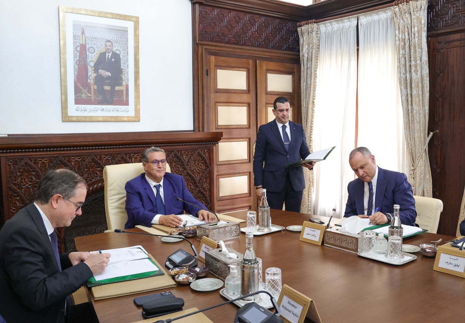 Le Chef du gouvernement reçoit le Directeur exécutif du Groupe Renault et préside la cérémonie de signature d’un avenant à la convention d’investissement avec le Groupe. 2 879b3429 9ff1 4b12 9276 d97314fc54a5