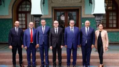 Le Chef du gouvernement reçoit le Directeur exécutif du Groupe Renault et préside la cérémonie de signature d’un avenant à la convention d’investissement avec le Groupe. 4 WhatsApp Image 2025 10 29 at 13.18.01