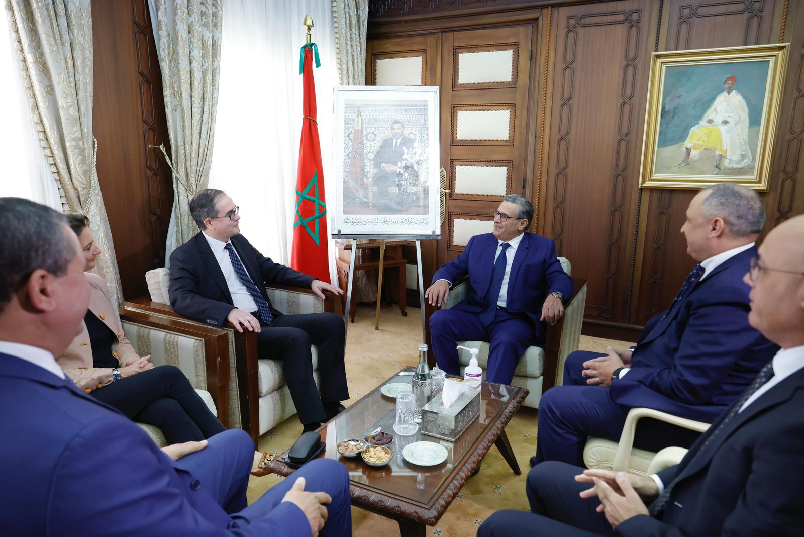 Le Chef du gouvernement reçoit le Directeur exécutif du Groupe Renault et préside la cérémonie de signature d’un avenant à la convention d’investissement avec le Groupe. 3 WhatsApp Image 2025 10 29 at 13.23.17