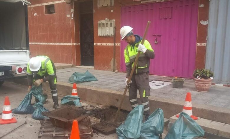 Mobilisation exceptionnelle et continue des équipes de la Direction préfectorale Ben M’sik – Sidi Othmane – Moulay Rachid pour la gestion de l’évacuation des eaux issues des fortes précipitations exceptionnelles 1 WhatsApp Image 2025 12 16 at 13.17.22