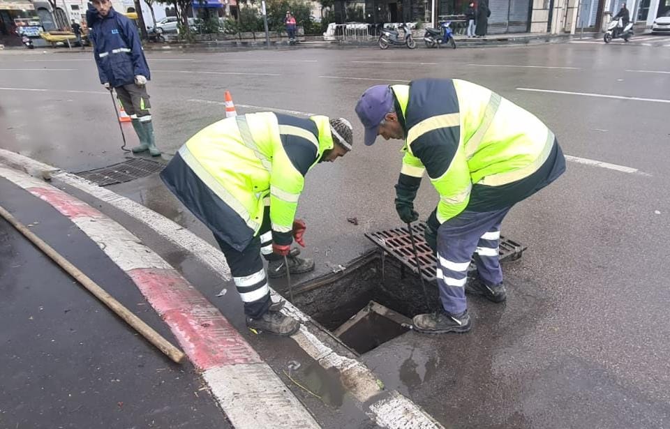 Mobilisation exceptionnelle et continue des équipes de la Direction préfectorale Ben M’sik – Sidi Othmane – Moulay Rachid pour la gestion de l’évacuation des eaux issues des fortes précipitations exceptionnelles 2 WhatsApp Image 2025 12 16 at 13.17.23