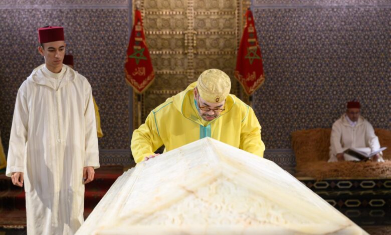 SM le Roi, Amir Al Mouminine, se recueille sur la tombe de Feu SM le Roi Mohammed V 1 HCQ6BreWwAABNgY