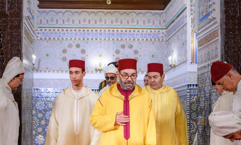 SM le Roi, Amir Al-Mouminine, préside au Palais Royal de Rabat une veillée religieuse en commémoration de Laylat Al-Qadr bénie 1 HDkBYInbEAEXsW6