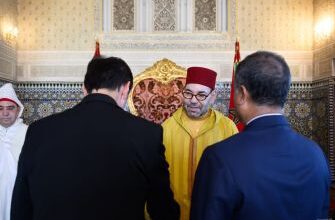 Sa Majesté le Roi Mohammed VI, que Dieu L’assiste, a reçu, jeudi au Palais Royal de Rabat, plusieurs ambassadeurs étrangers, venus présenter au Souverain leurs lettres de créance en tant qu’ambassadeurs plénipotentiaires et extraordinaires de leurs pays dans le Royaume. 3 WhatsApp Image 2026 05 14 at 6.53.43 PM 2