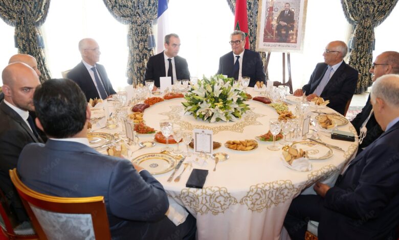 SM le Roi offre un déjeuner en l’honneur du Premier ministre français et la délégation l’accompagnant présidé par M. Akhannouch 1 HNW7t37W0AAiy9i 1