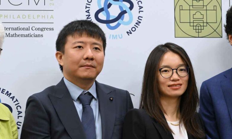 Deux chercheurs chinois remportent la plus haute distinction en mathématiques et offrent un exploit historique à la Chine 1 WhatsApp Image 2026 07 24 at 18.34.27